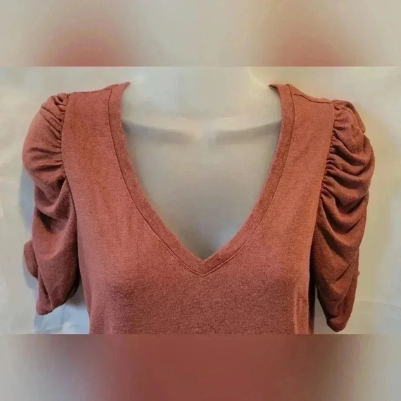 EXPRESS Slub Puff Sleeve V-Neck Tee, burnt orange, size small - Picture 4 of 11